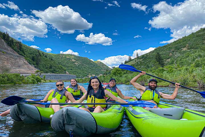 Groups of friends daytour kayaking on the Provo River, Utah